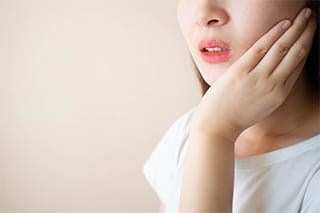 妊娠時は口腔内環境が変わりやすく>虫歯になりやすい時期”><p>唾液には自浄作用があり、細菌の繁殖を妨げますが、妊娠中はその作用が弱くなるため虫歯や歯周病に罹りやすくなります。また、個人差はありますが、つわりでブラッシングが十分にできないこともあり、それが口腔内環境の悪化につながります。</p><p>このように、妊娠中はいつも以上に口腔内環境が悪化しやすい時期であり、お腹が大きくなる妊娠後期には来院するのも一苦労です。気になる症状があるなら妊娠初期から安定期の時期に早めにご相談ください。また、妊娠を考えている方は、日ごろから歯医者さんで適切なケアを受けて、健康な口腔内環境を保っておきましょう。</p><h4>口腔内環境が変わりやすく虫歯に<br class=